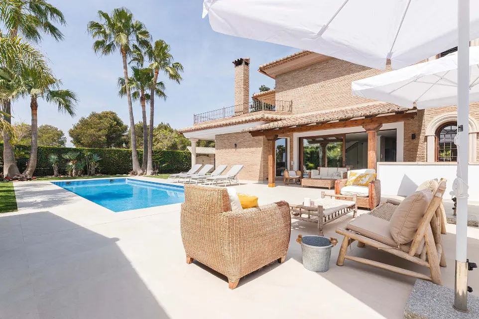 Piscina y terraza de una casa de lujo en Valencia