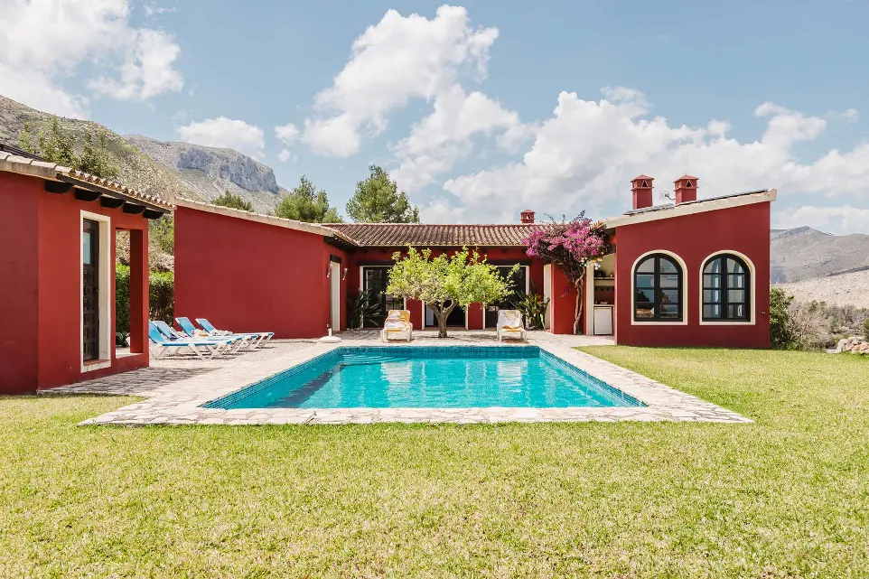 Villa turística con piscina con montaña en el fondo