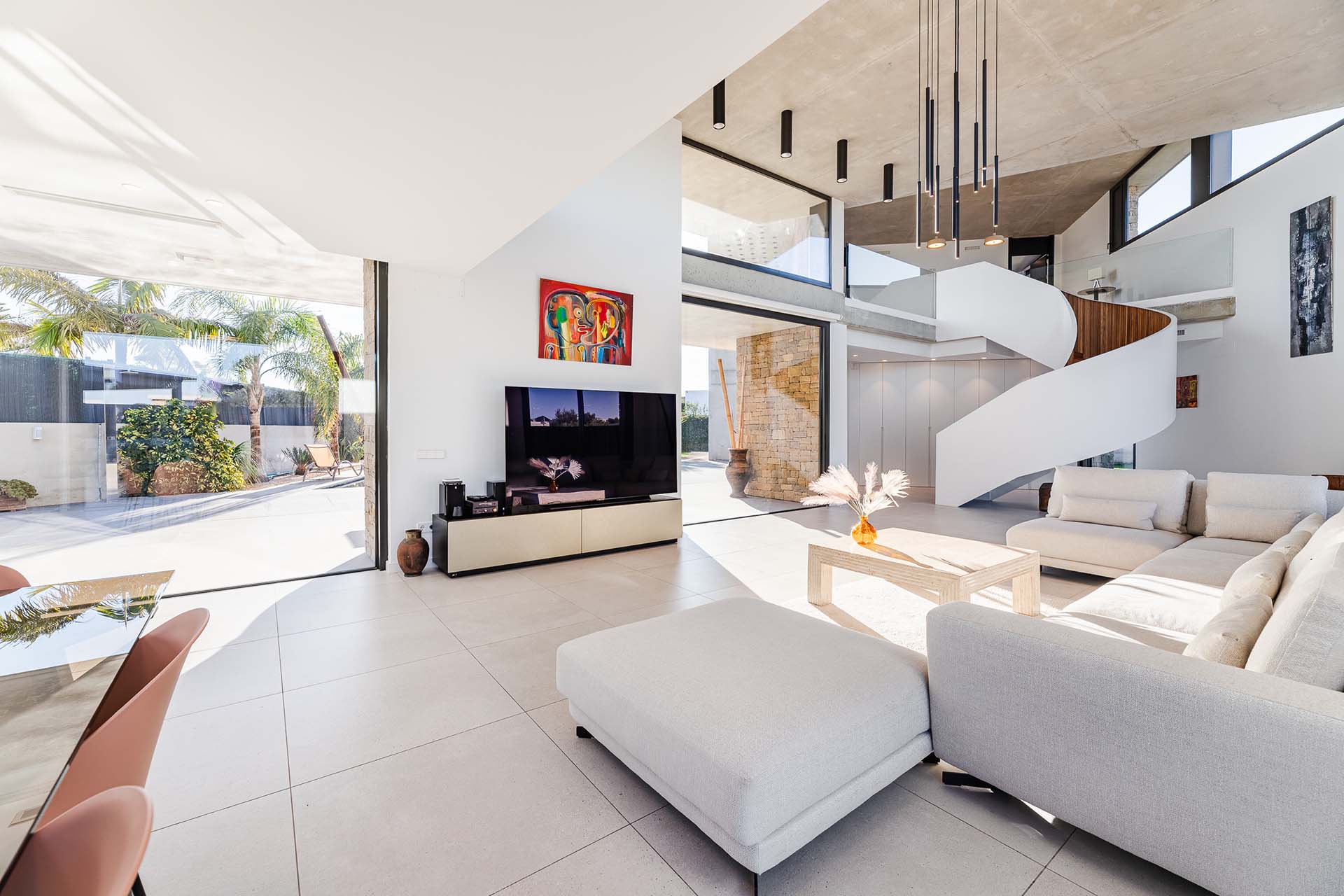 Salón de una casa de lujo con escalera de caracol